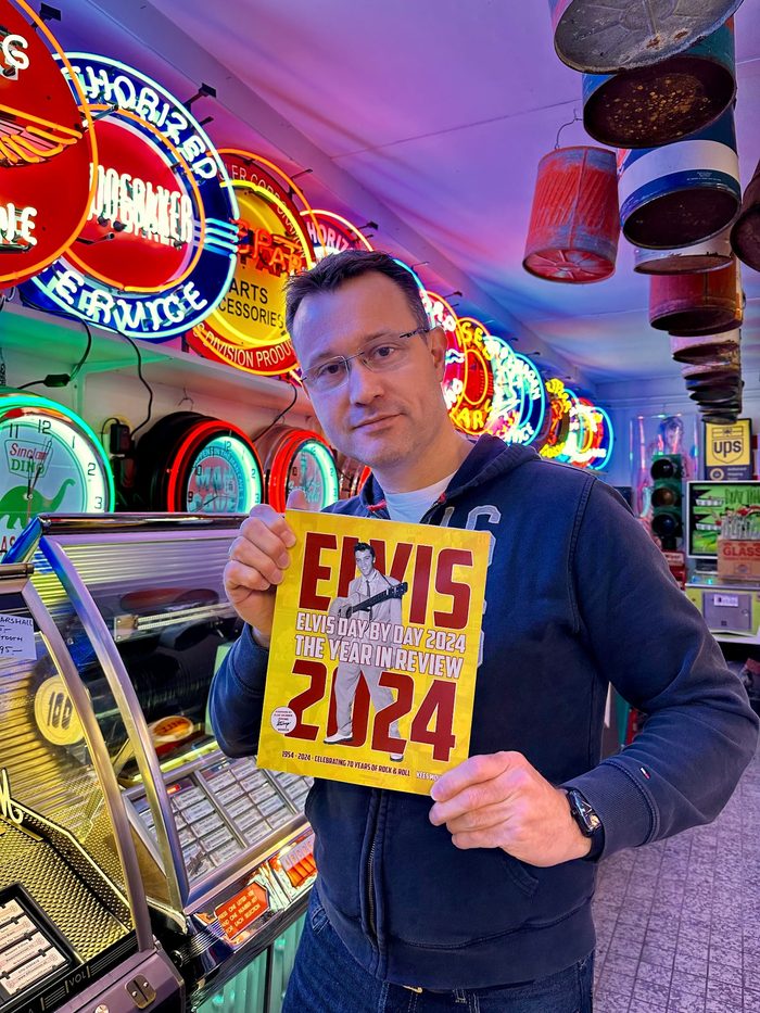 Kees Mouwen met zijn jaarboek Elvis Day By Day 2024